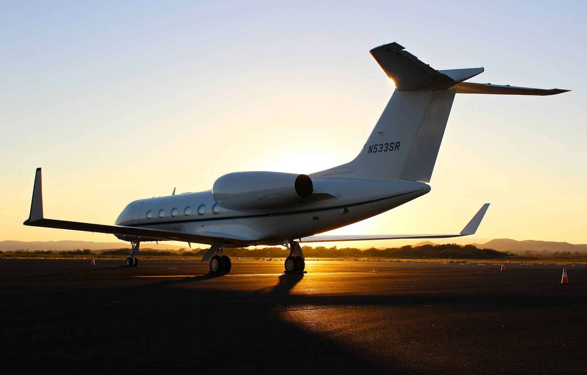 The Perks of Using a Private Jet Company for Corporate Travel