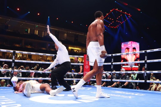 Anthony Joshua beats Francis Ngannou